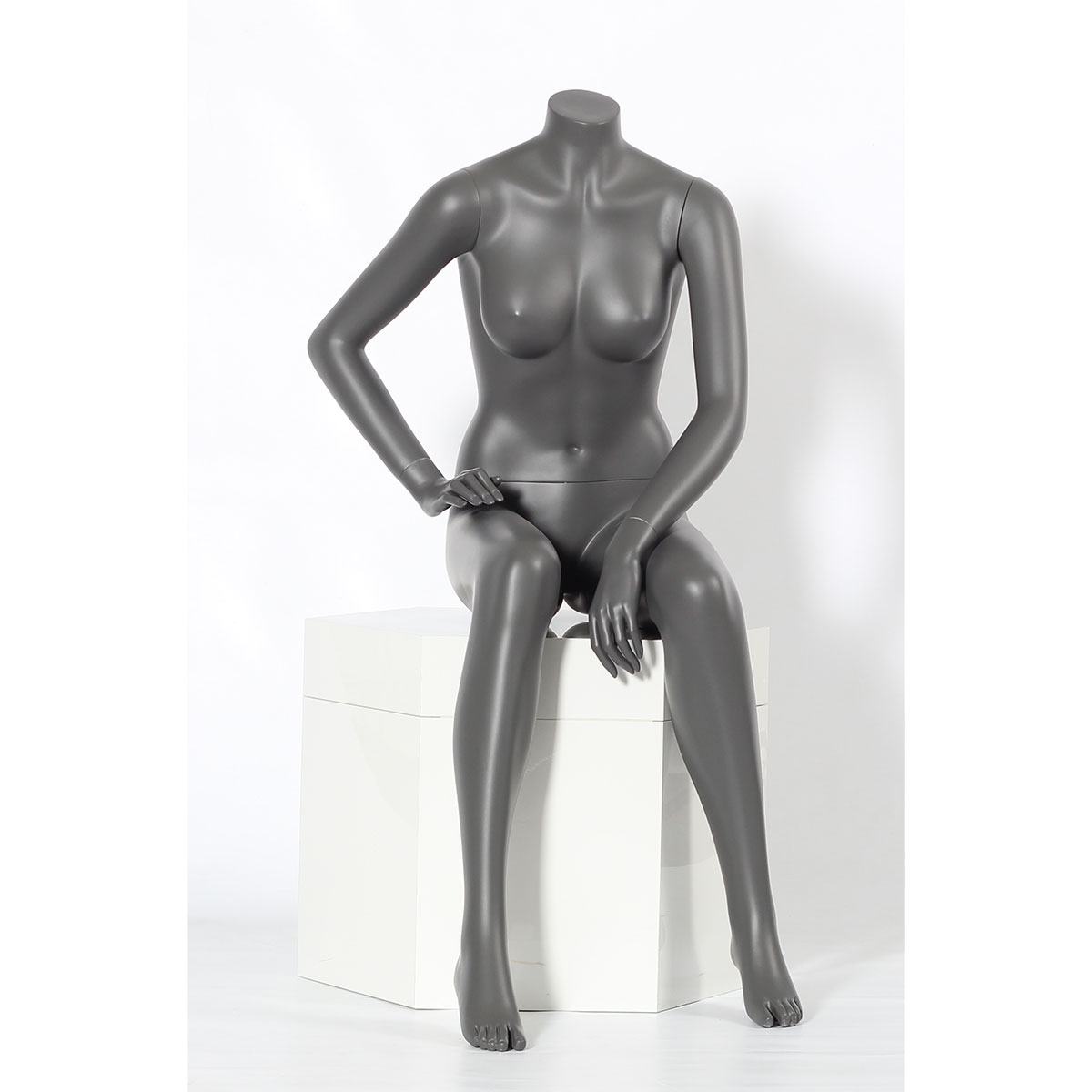 Sitzende Schaufensterpuppe headless