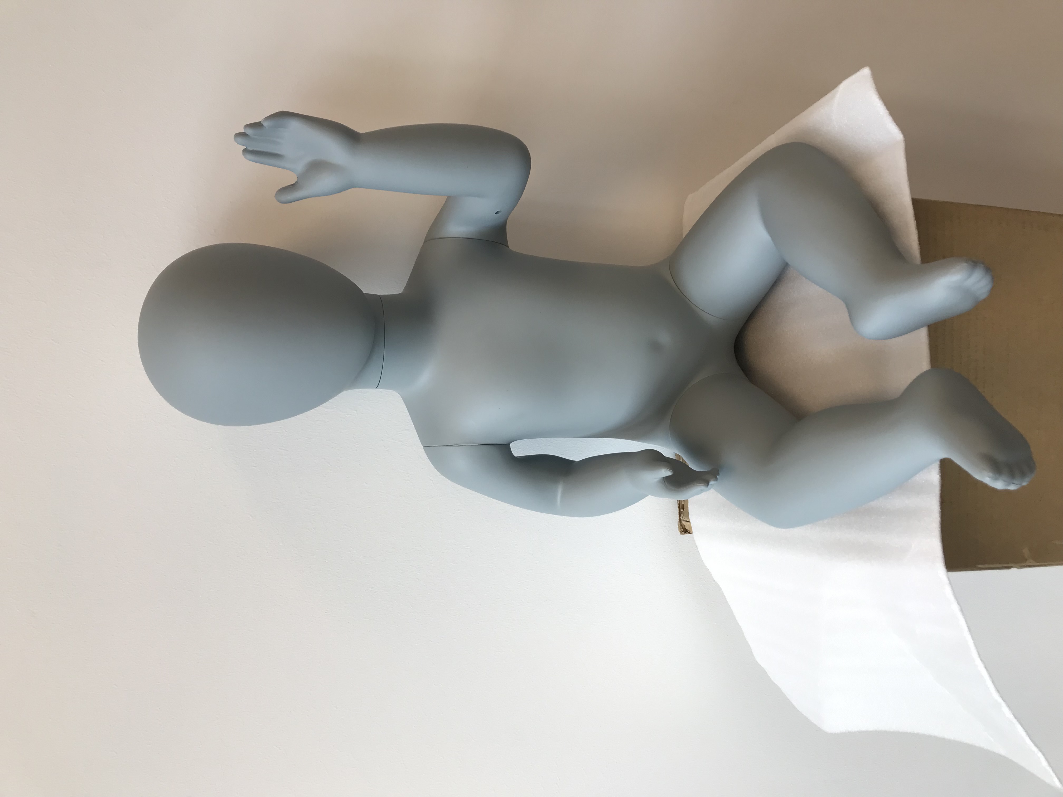 Baby Schaufensterpuppe sitzend