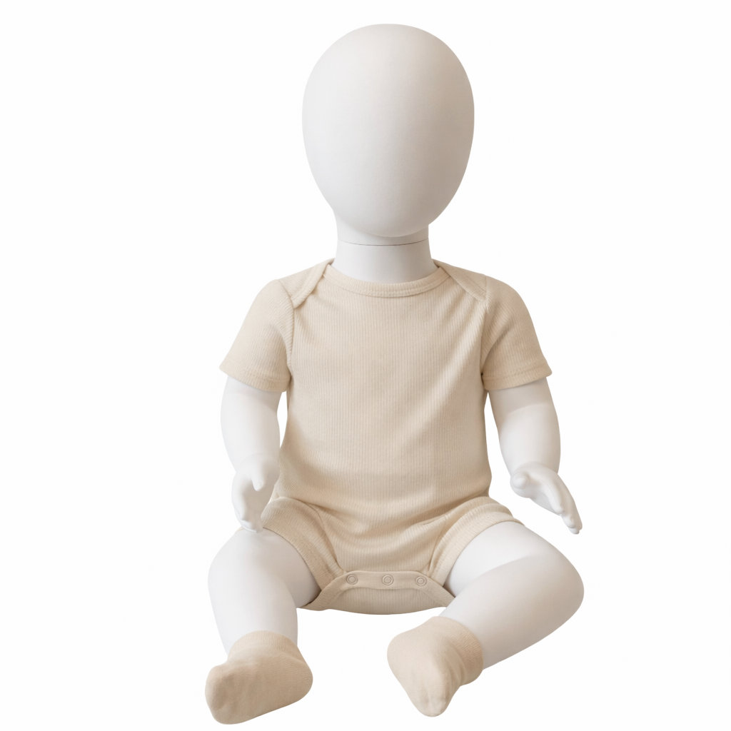 Baby Schaufensterpuppe sitzend