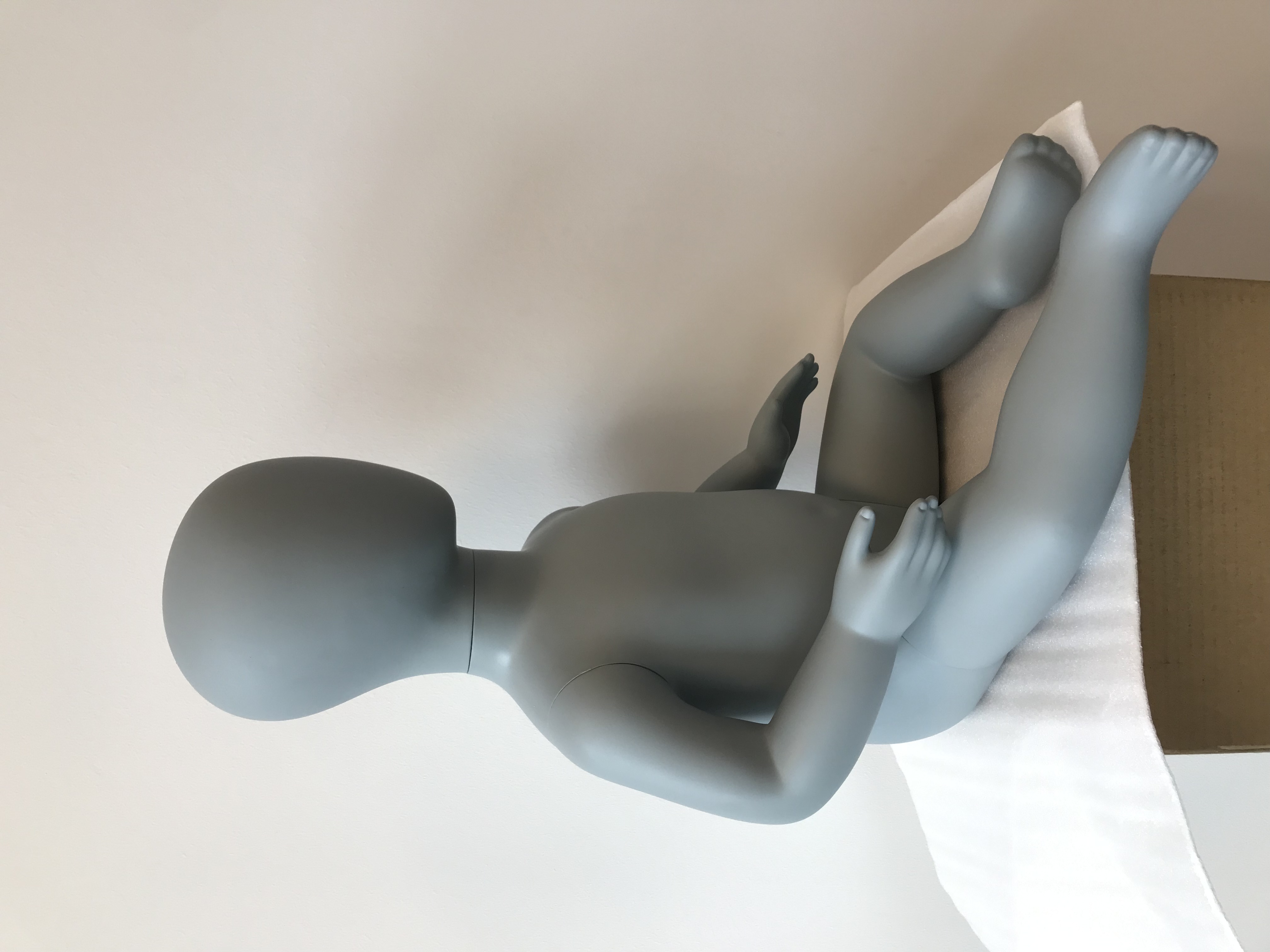 Baby Schaufensterpuppe sitzend