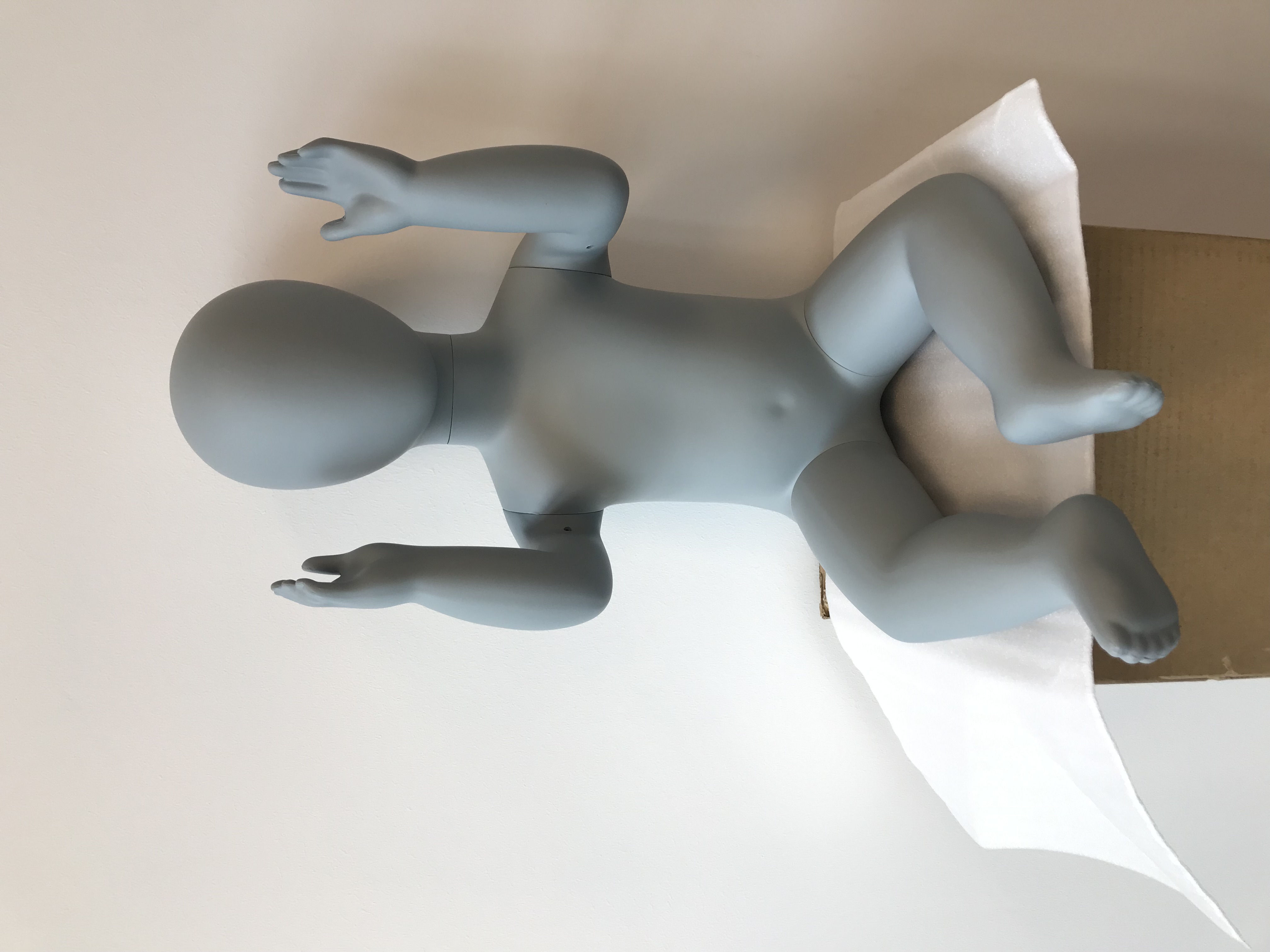 Baby Schaufensterpuppe sitzend