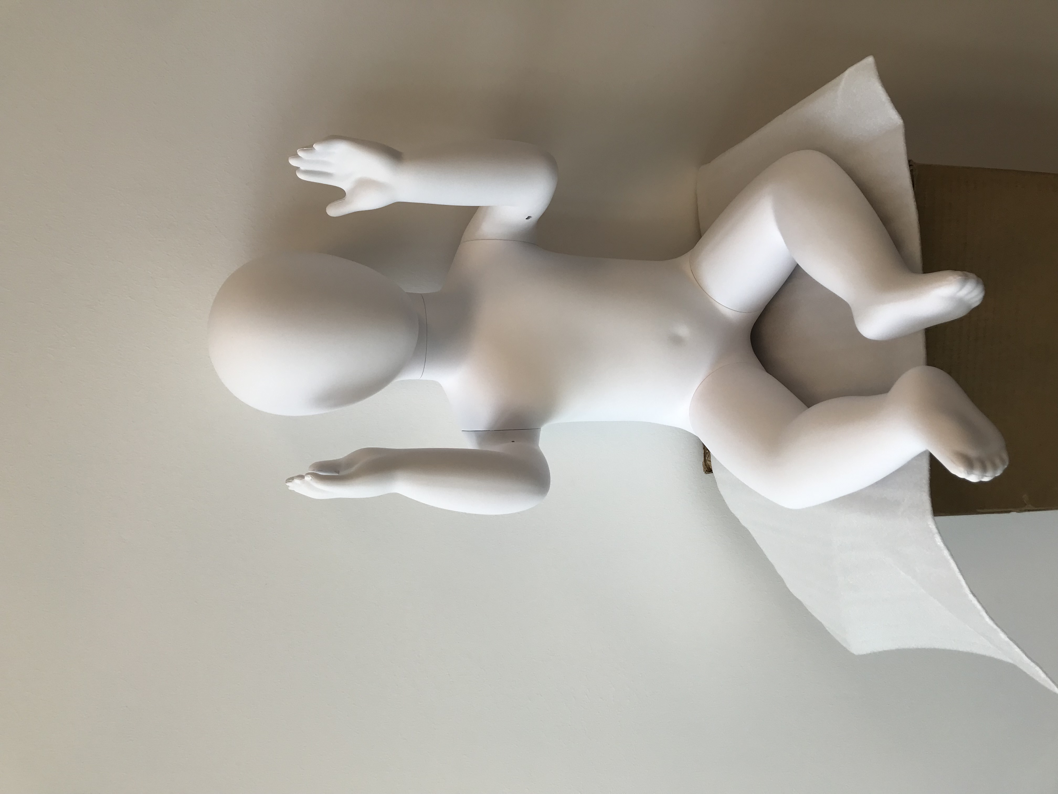 Baby Schaufensterpuppe sitzend