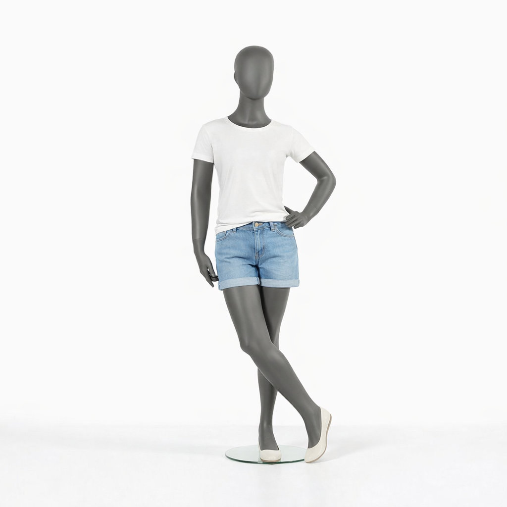 Kindliche Schaufensterpuppe modern